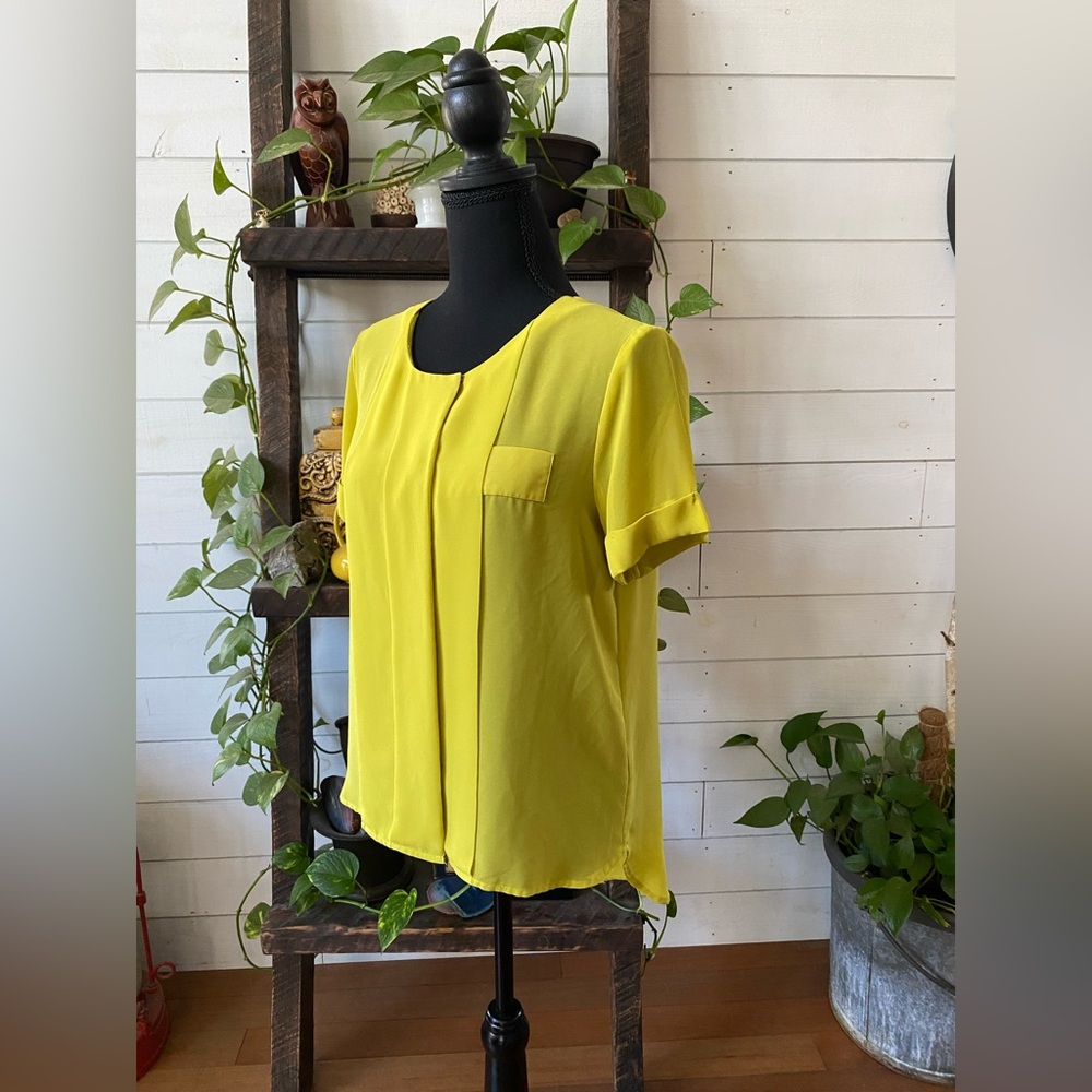 W118 by Walter Baker: Yellow Pleated Relaxed Blouse with Cuff Sleeves - Picture 8 of 17